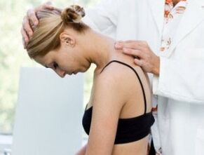 le médecin examine le cou à la recherche d'ostéochondrose